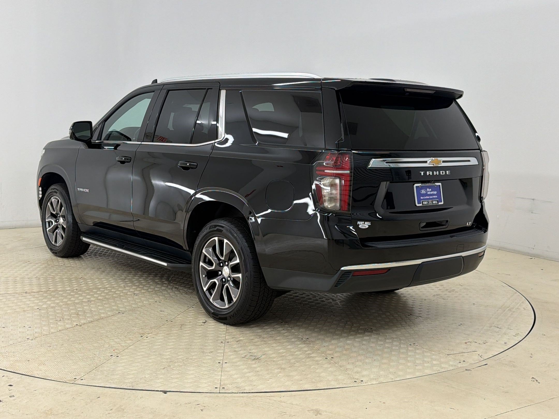 Used 2022 Chevrolet Tahoe LT w/ LT Signature Package AWD/4WD image 3