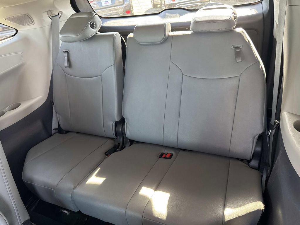 Used 2024 Toyota Sienna Limited image 24