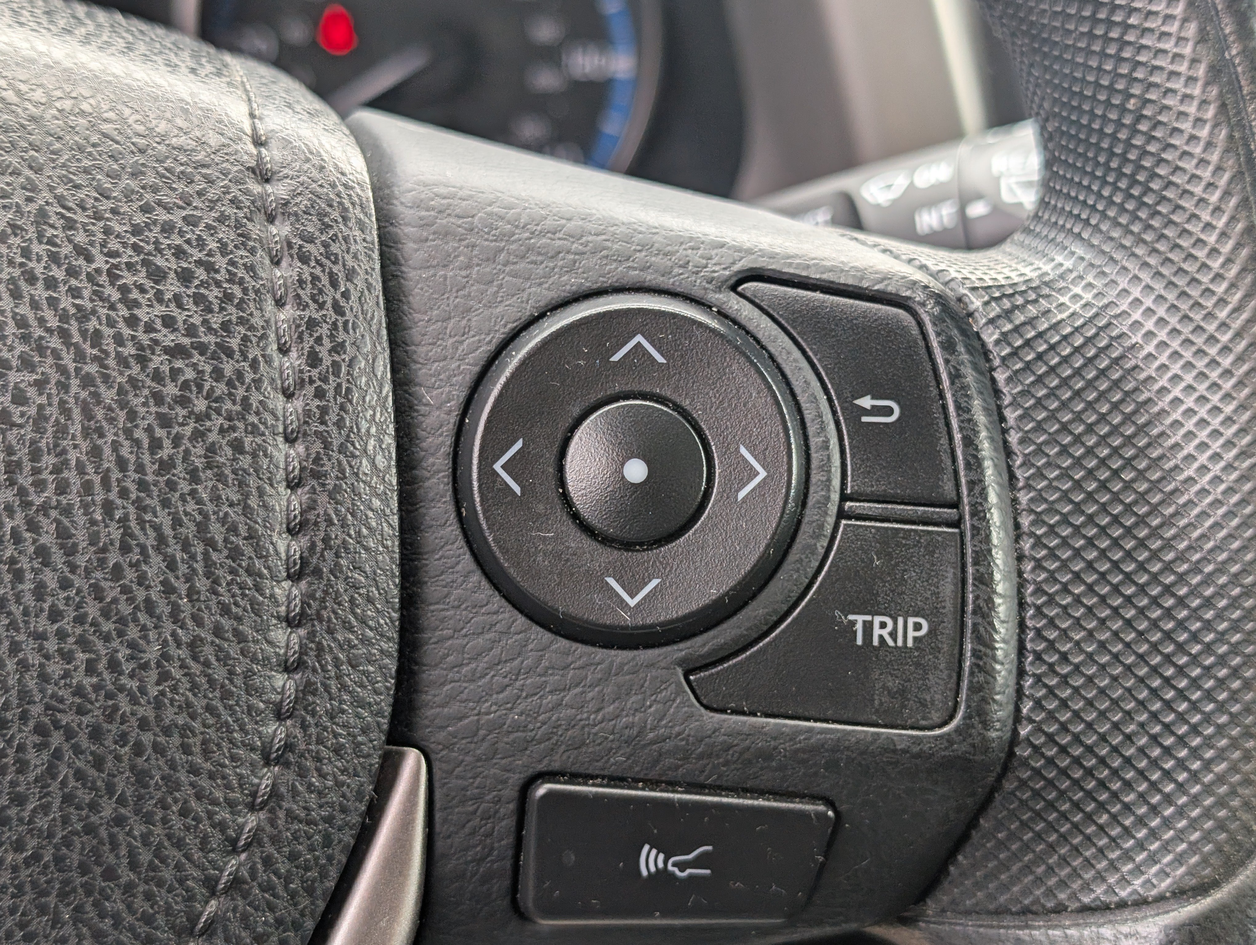 Used 2018 Toyota RAV4 LE w/ Carpet Mat Package AWD/4WD image 22