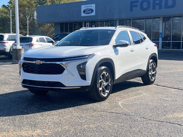 Used 2025 Chevrolet Trax LT w/ LT Convenience Package FWD image 3