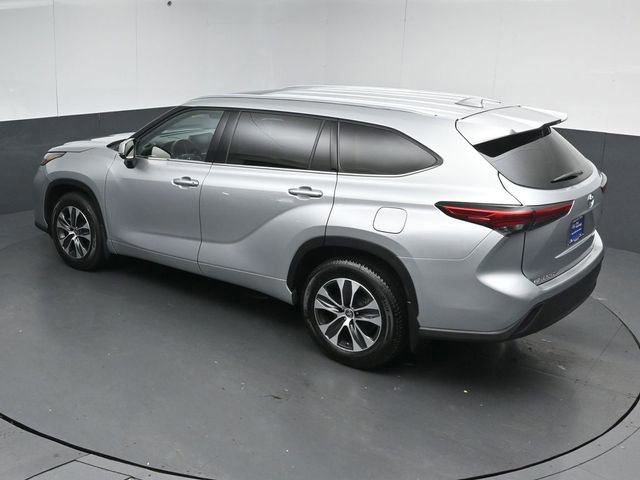 Used 2021 Toyota Highlander XLE AWD/4WD image 11
