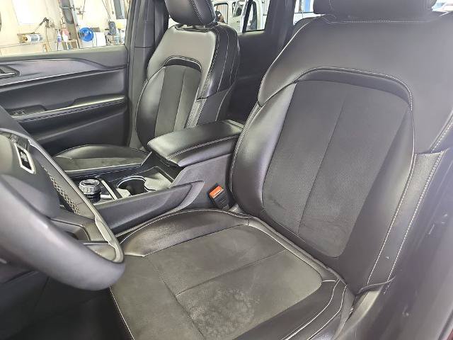 Used 2024 Jeep Grand Cherokee Altitude AWD/4WD image 15
