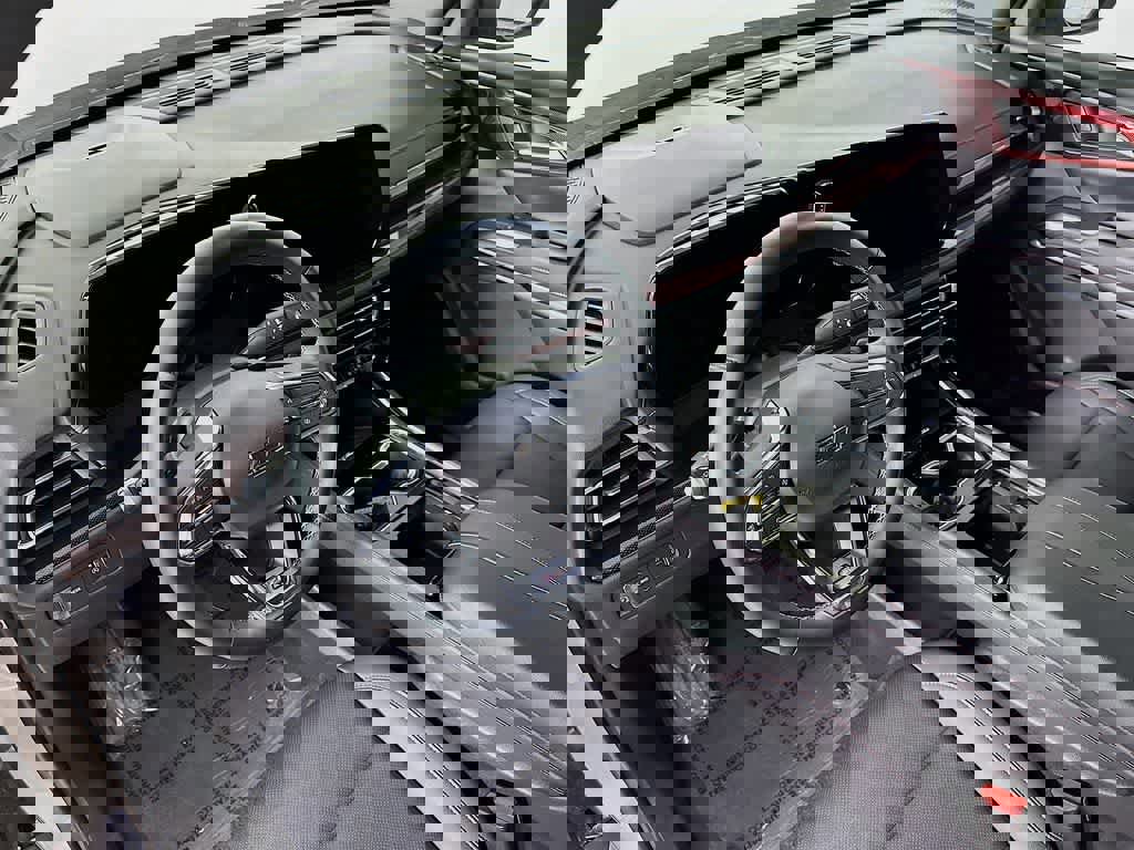 Used 2025 Chevrolet Traverse Z71 image 9