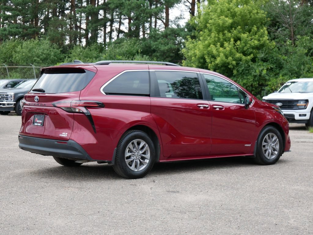 Used 2021 Toyota Sienna XLE w/ XLE Plus Package FWD image 3