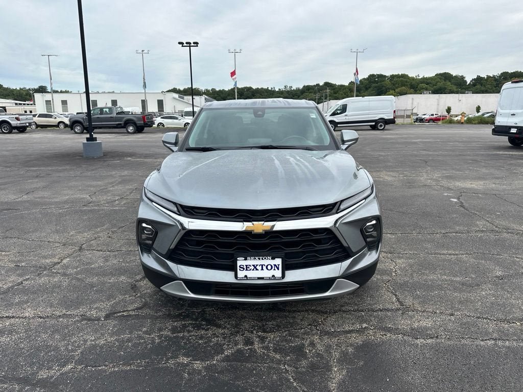 Used 2025 Chevrolet Blazer LT AWD/4WD image 2
