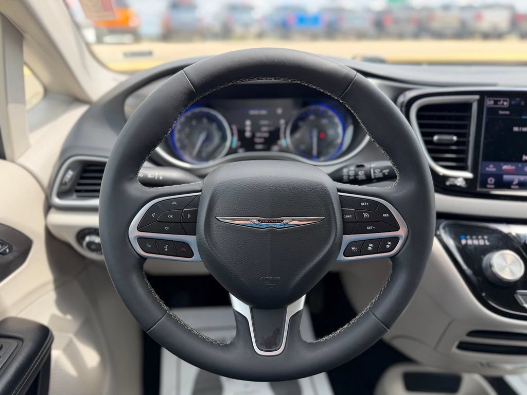 Used 2022 Chrysler Pacifica Touring-L FWD image 16