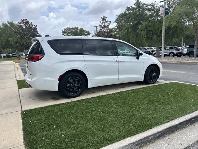 Used 2024 Chrysler Pacifica Limited FWD image 6