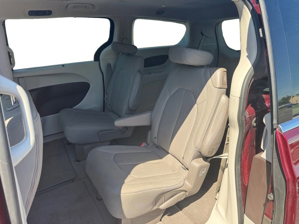 Used 2020 Chrysler Pacifica Touring w/ Advanced Safetytec Group FWD image 16