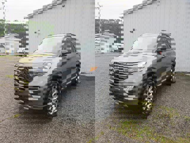 Certified 2022 Ford Explorer XLT w/ Equipment Group 202A image 3