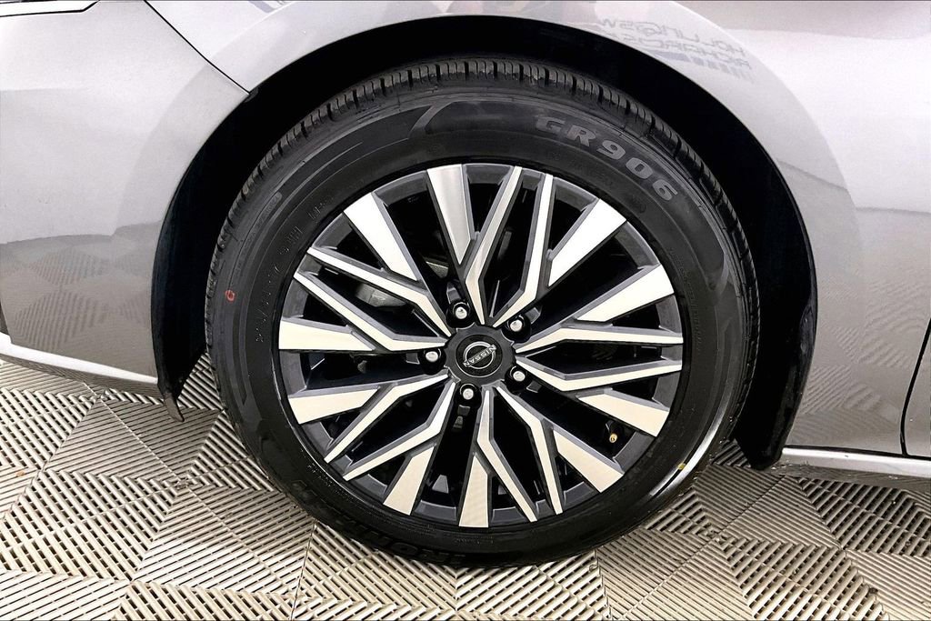 Used 2024 Nissan Altima 2.5 SV image 7