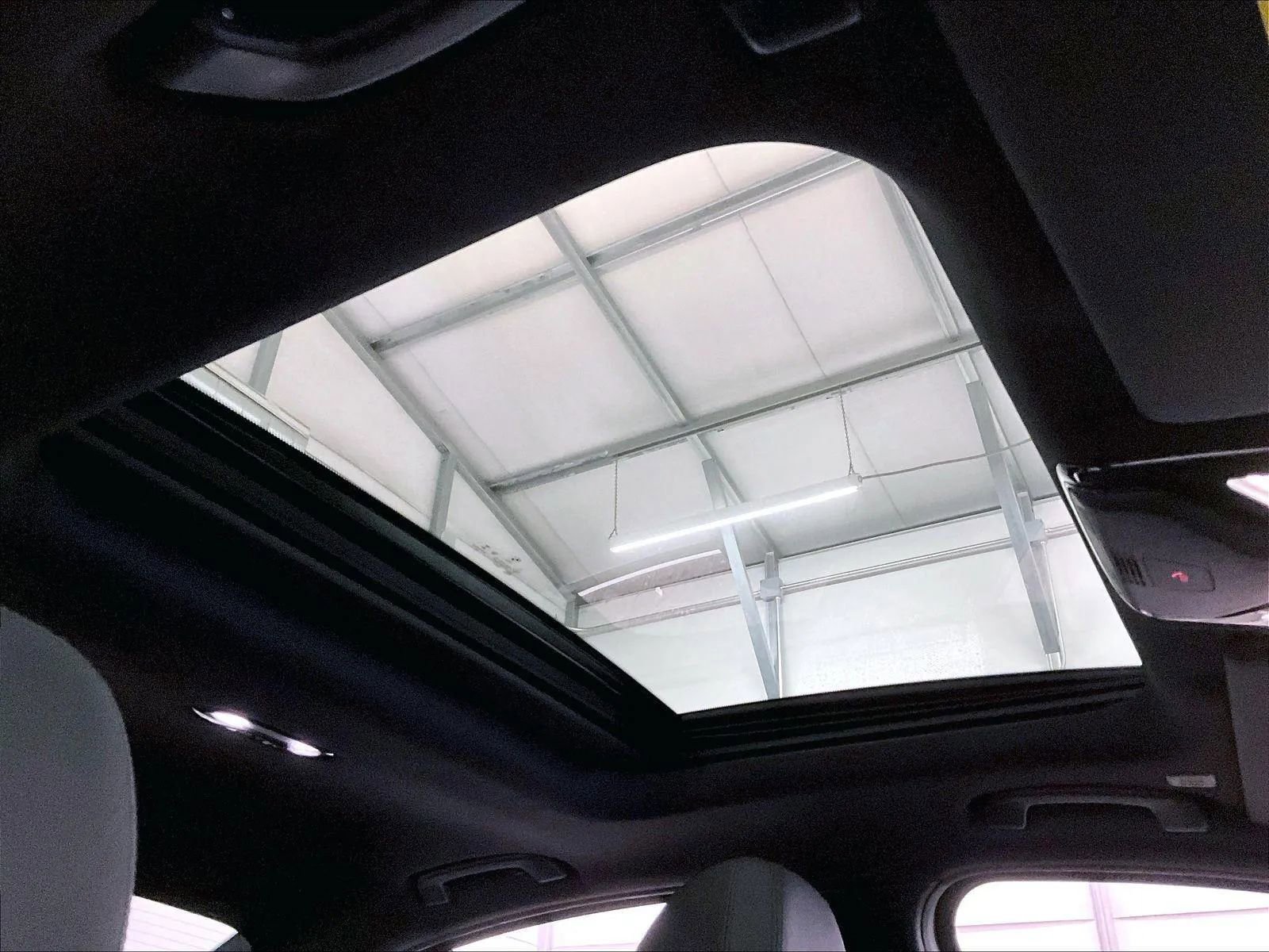 Used 2019 BMW 330i xDrive Sedan w/ Driving Assistance Package image 21