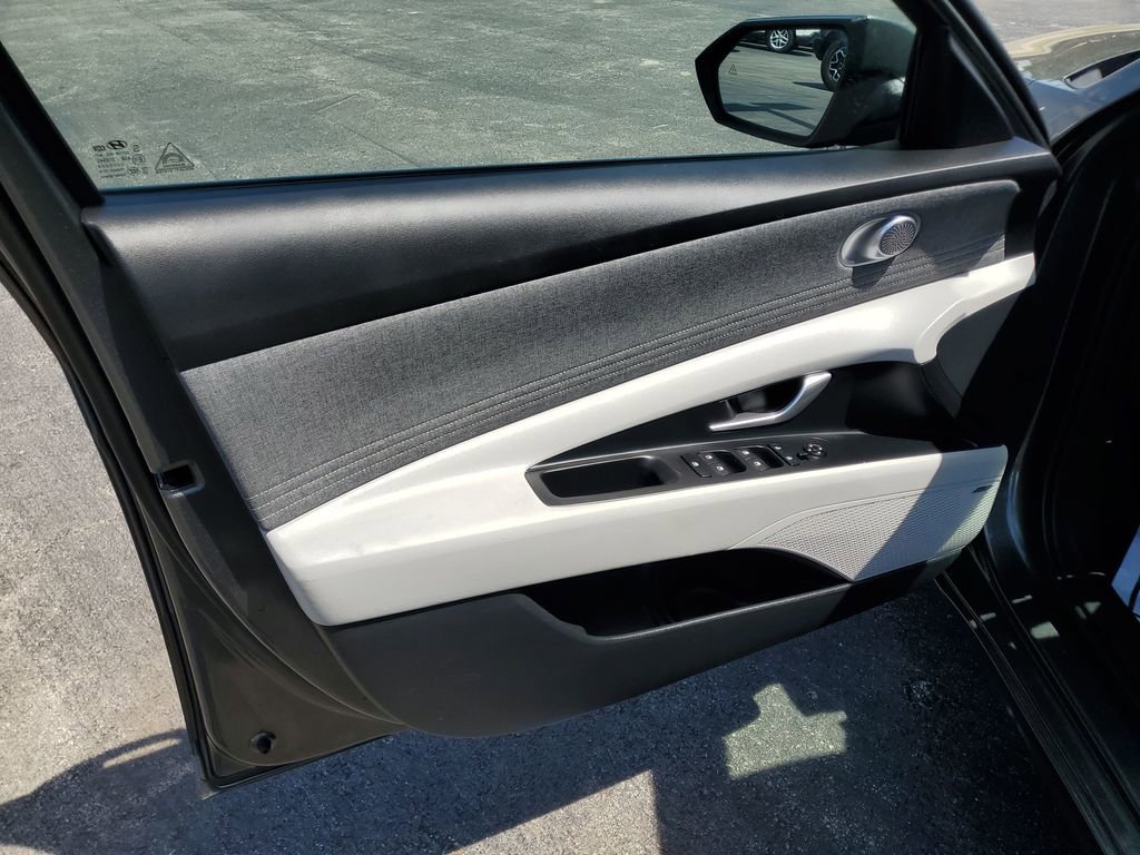Used 2024 Hyundai Elantra Limited FWD image 11