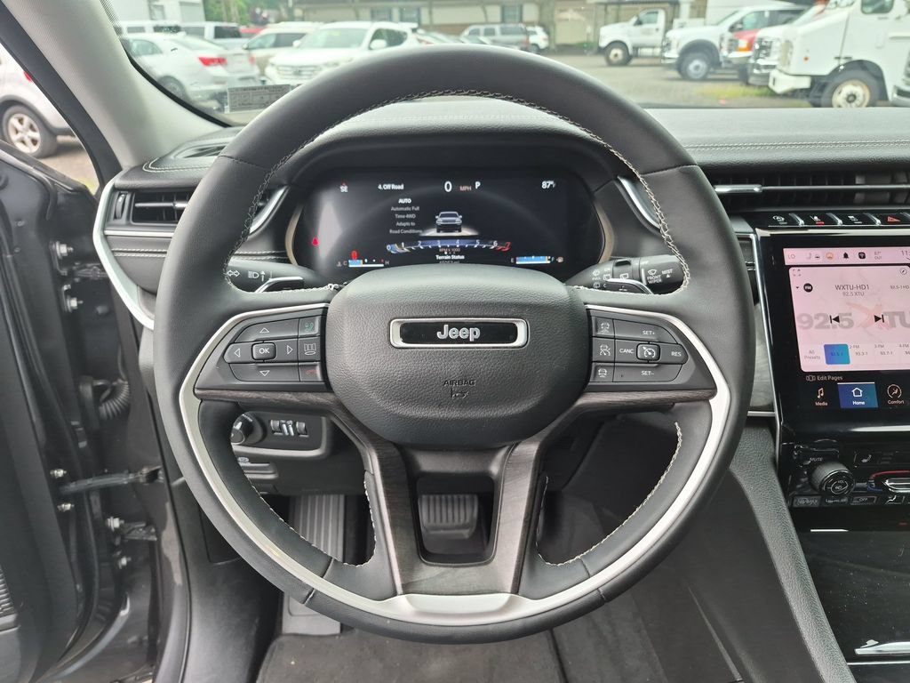Used 2023 Jeep Grand Cherokee L Limited w/ Black Appearance Package AWD/4WD image 17