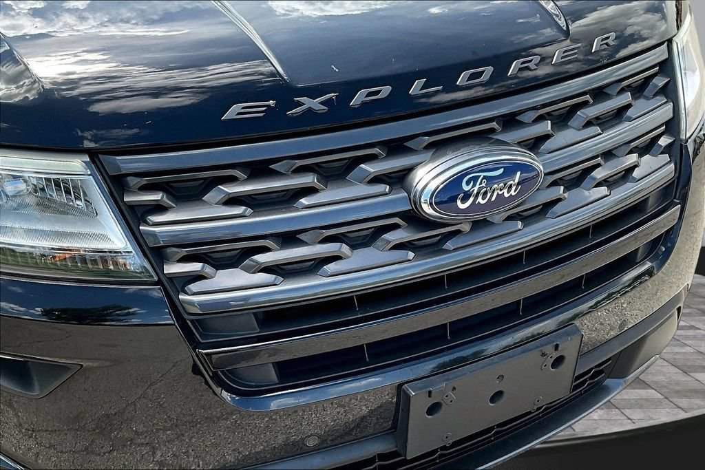 Certified 2018 Ford Explorer XLT w/ Equipment Group 202A FWD image 29
