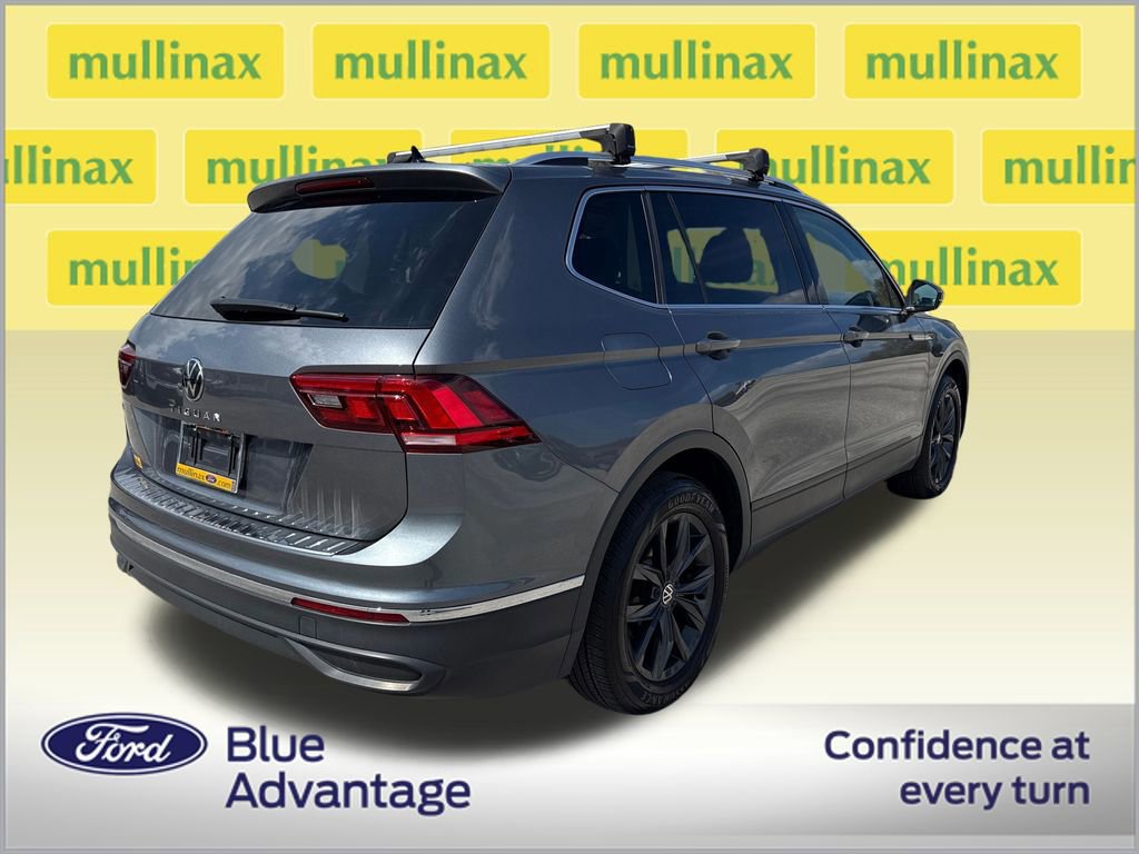 Used 2024 Volkswagen Tiguan SE w/ Panoramic Sunroof Package image 3
