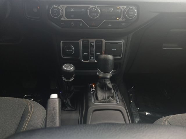 Used 2025 Jeep Gladiator Sport AWD/4WD image 4
