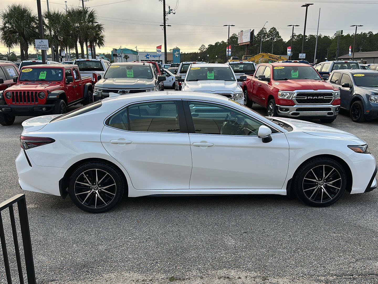 Used 2024 Toyota Camry SE image 9