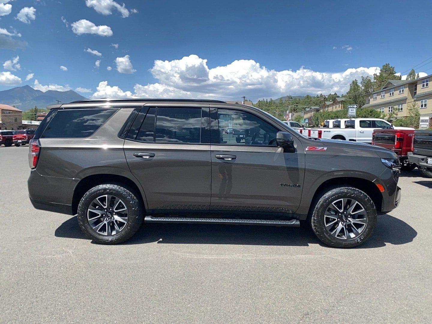 Used 2021 Chevrolet Tahoe Z71 w/ Luxury Package AWD/4WD image 4