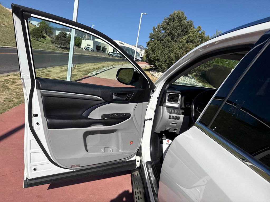 Used 2018 Toyota Highlander Limited Platinum AWD/4WD image 10