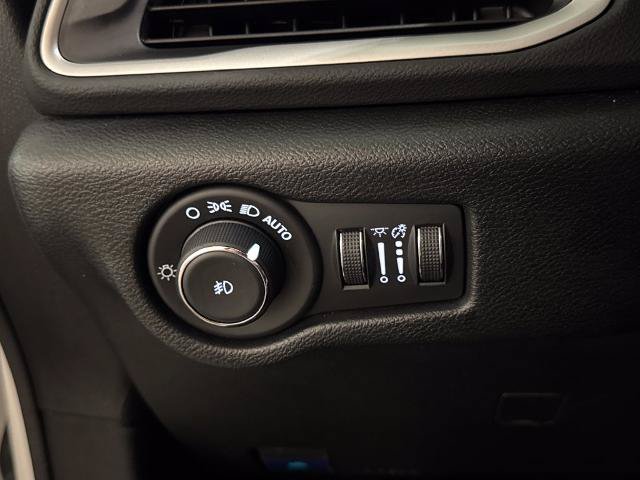 Used 2025 Chrysler Pacifica Select FWD image 18