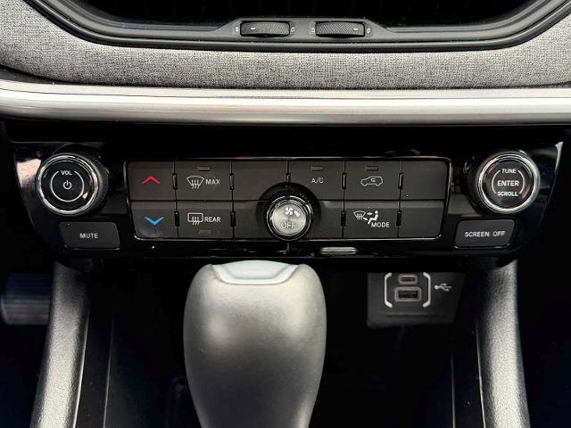 Used 2024 Jeep Compass Latitude image 16