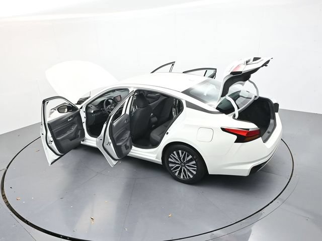 Used 2025 Nissan Altima 2.5 SV FWD image 44