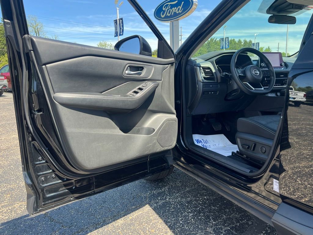 Used 2024 Nissan Rogue SV AWD/4WD image 15