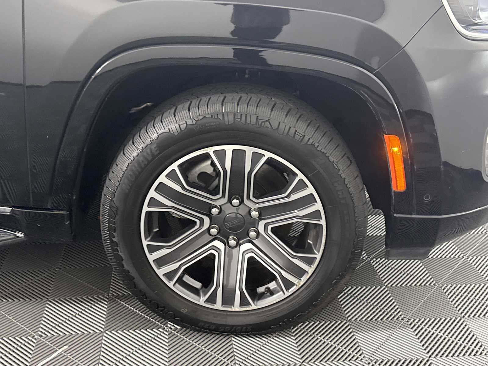 Used 2024 Jeep Wagoneer L Series II w/ Flexible Seating Group image 14