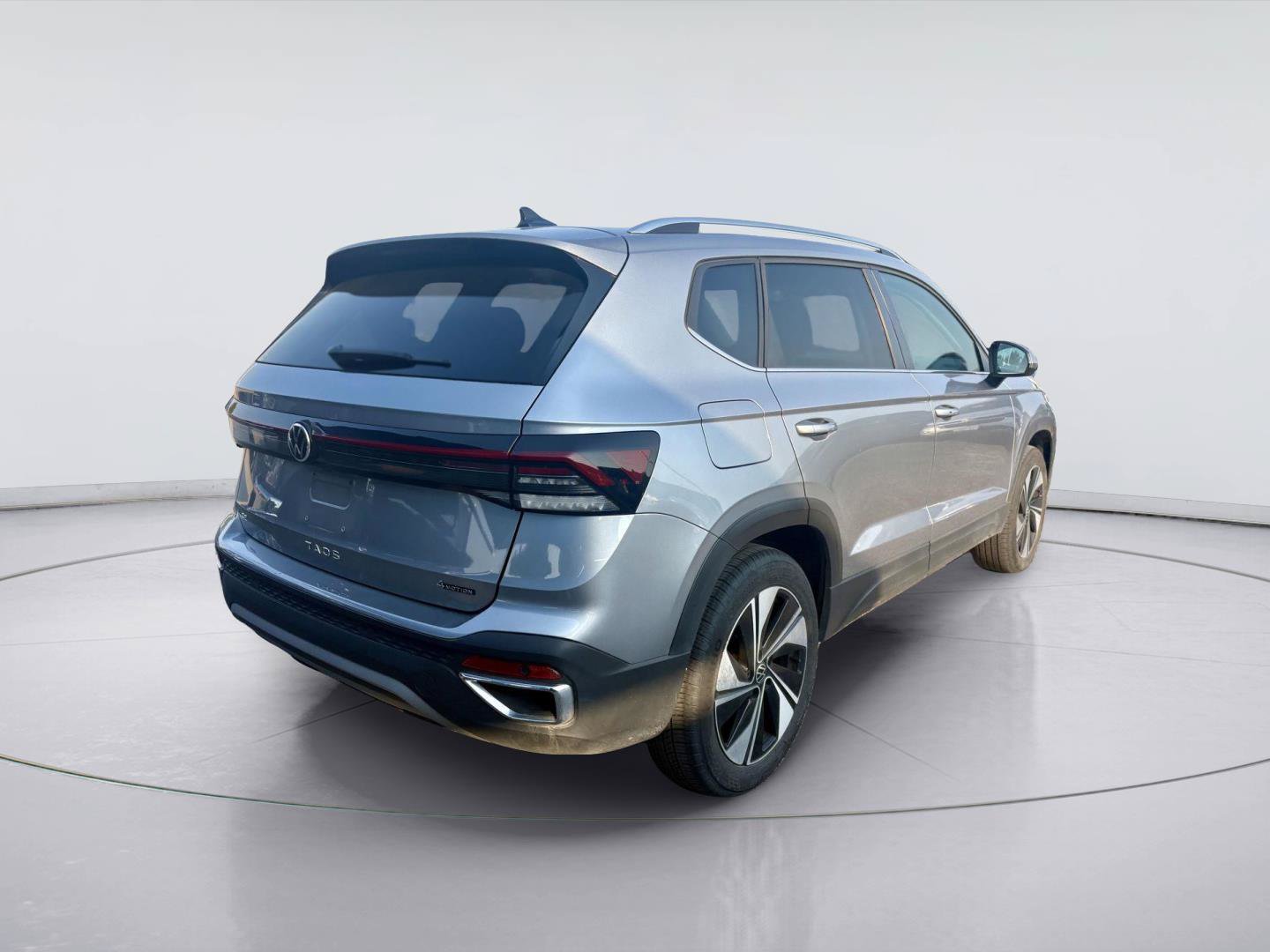 Used 2025 Volkswagen Taos SE AWD/4WD image 3