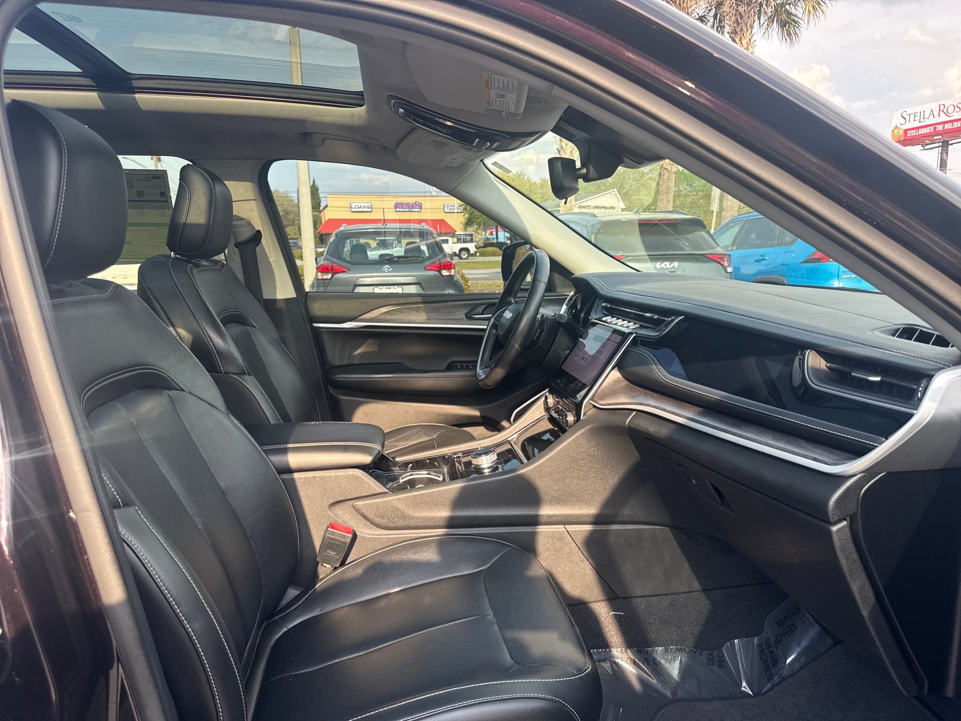 Used 2022 Jeep Grand Cherokee L Limited w/ Black Appearance Package image 9