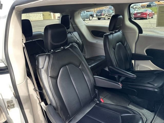 Used 2024 Chrysler Pacifica Touring-L image 19