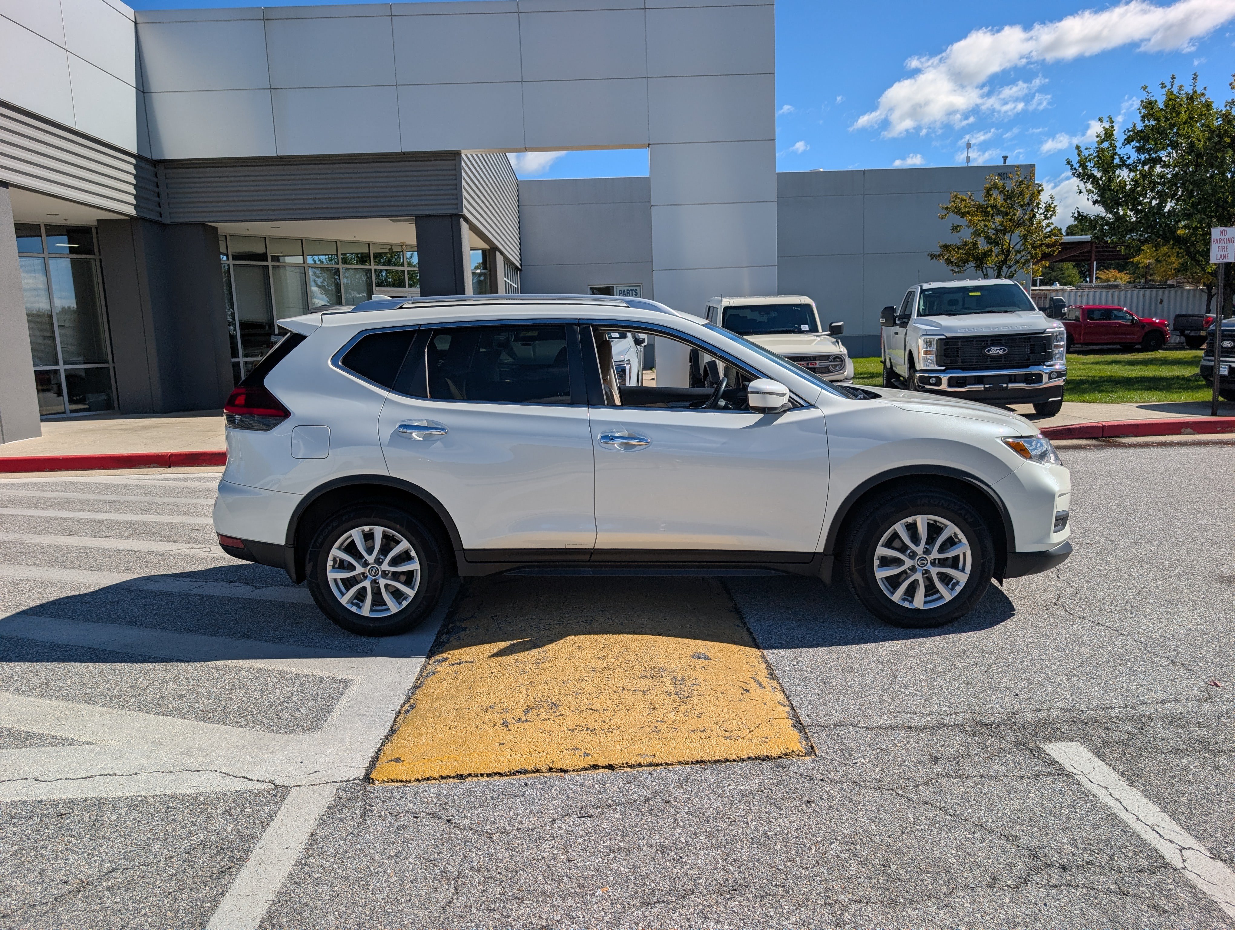 Used 2018 Nissan Rogue SV w/ Premium Package AWD/4WD image 3