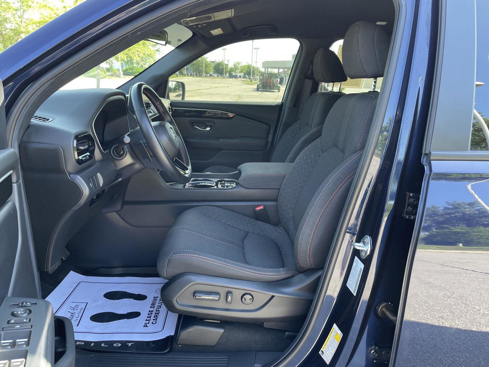 Used 2025 Honda Pilot Sport image 17