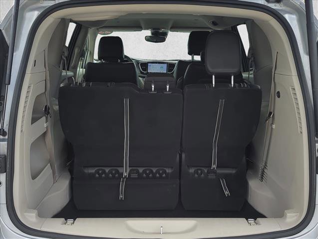 Used 2023 Chrysler Pacifica Touring-L FWD image 6