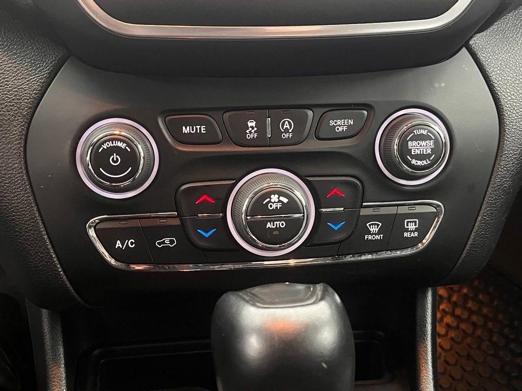 Used 2022 Jeep Cherokee Trailhawk w/ Premium Leather Package image 12