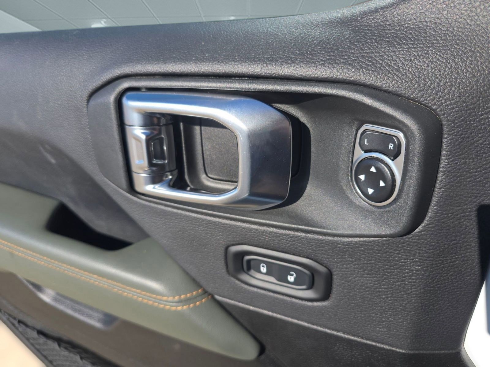 Used 2025 Jeep Gladiator Mojave image 19