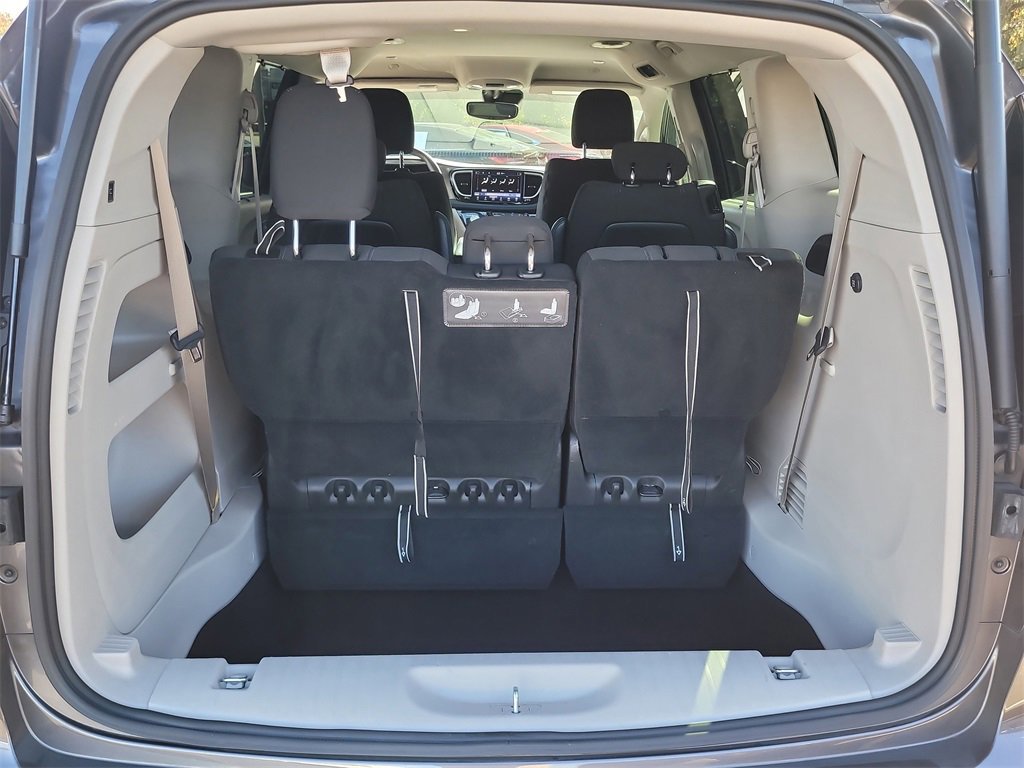 Used 2021 Chrysler Pacifica Touring image 7