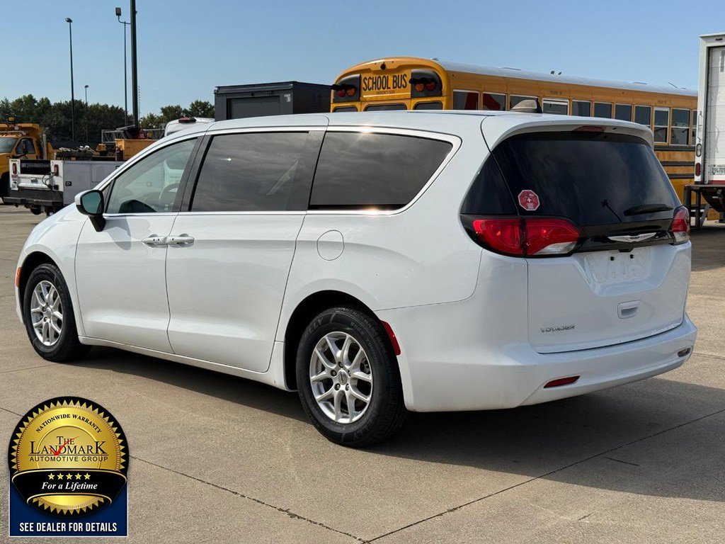 Used 2023 Chrysler Voyager LX FWD image 7