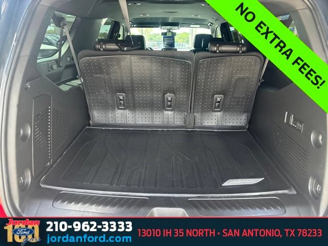 Used 2022 Chevrolet Suburban LT w/ Luxury Package RWD image 15