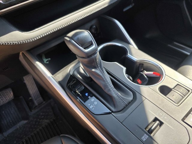 Used 2022 Toyota Highlander XLE FWD image 17