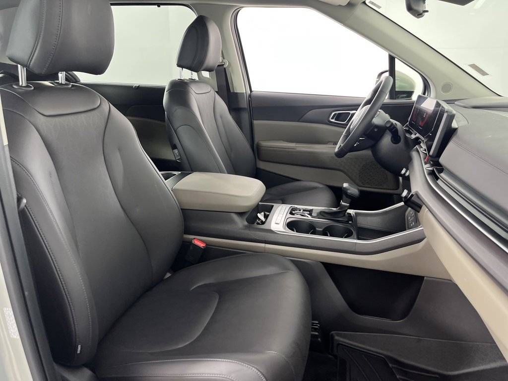 Used 2025 Kia Carnival EX image 28