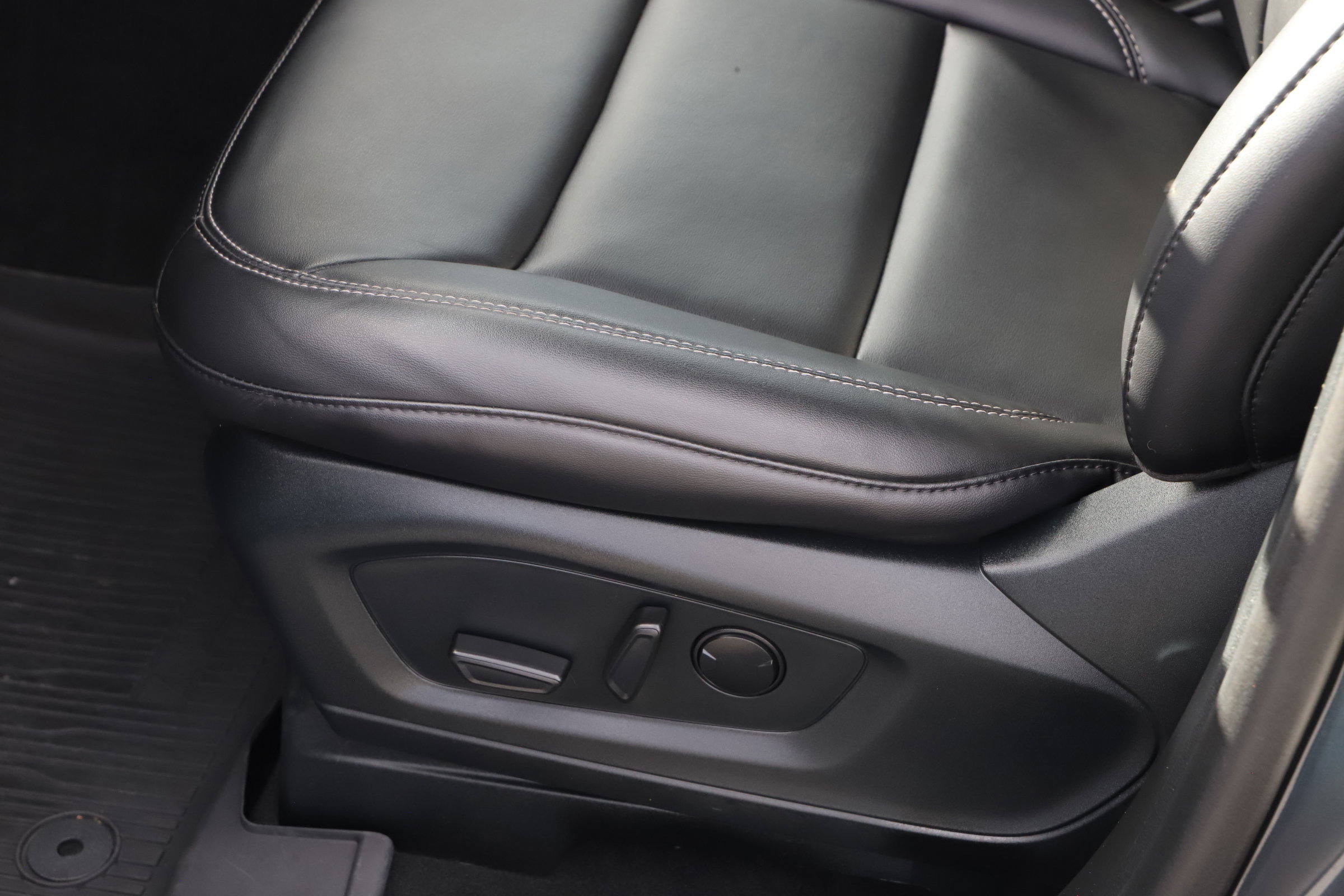 Certified 2023 Ford Explorer XLT w/ Equipment Group 202A image 15