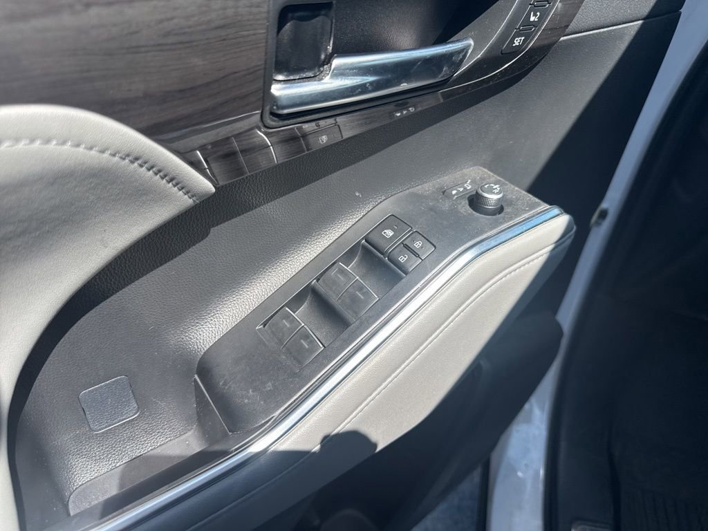 Used 2023 Toyota Highlander Platinum image 6