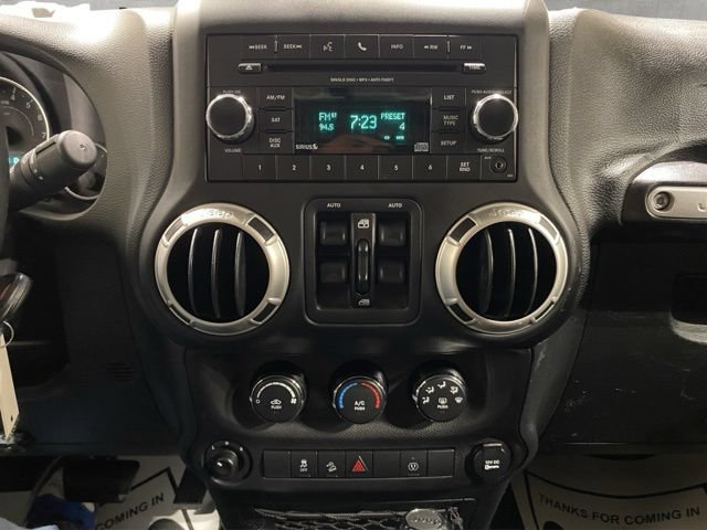 Used 2017 Jeep Wrangler Unlimited Rubicon w/ Connectivity Group AWD/4WD image 18