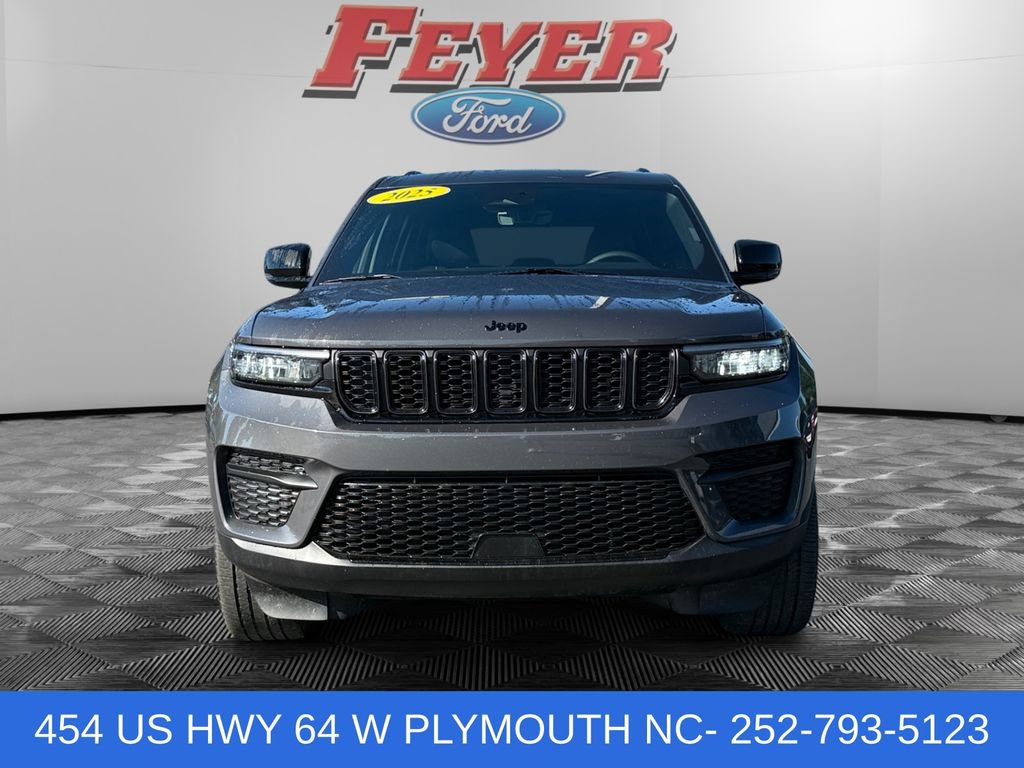 Used 2025 Jeep Grand Cherokee Altitude AWD/4WD image 8