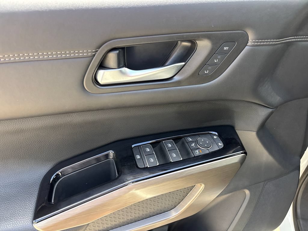 Used 2024 Nissan Pathfinder Platinum w/ Black Appearance Package FWD image 17