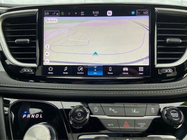 Used 2026 Chrysler Pacifica Limited FWD image 38