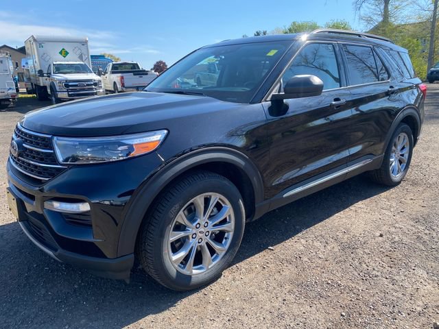 Certified 2022 Ford Explorer XLT w/ Equipment Group 202A AWD/4WD image 3