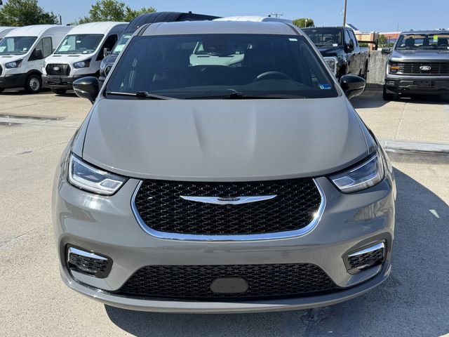 Used 2025 Chrysler Pacifica Select FWD image 2