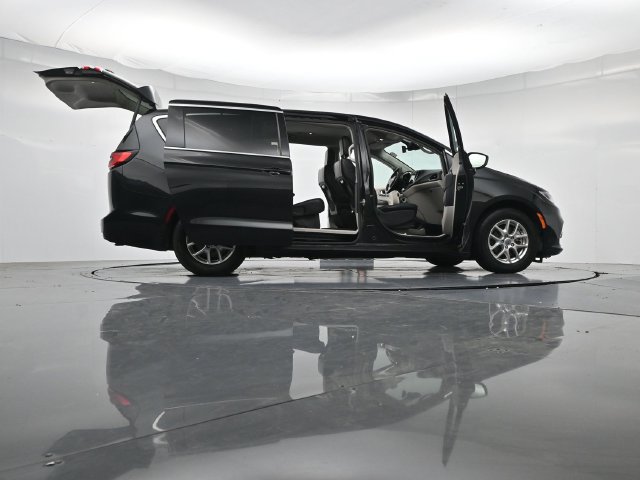 Used 2023 Chrysler Pacifica Touring-L FWD image 59
